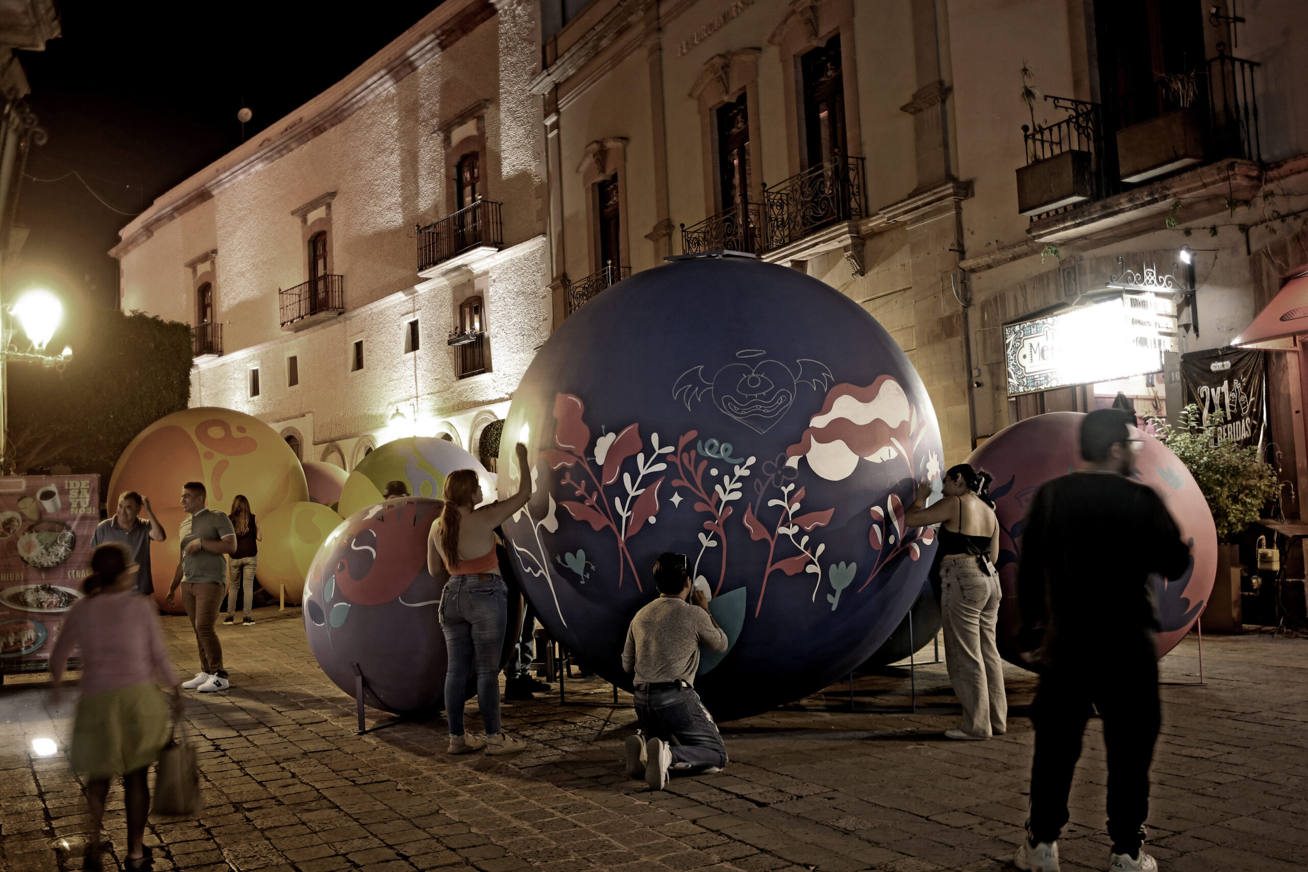 Así lucen las esferas del Querétaro Experimental tras intervención artística