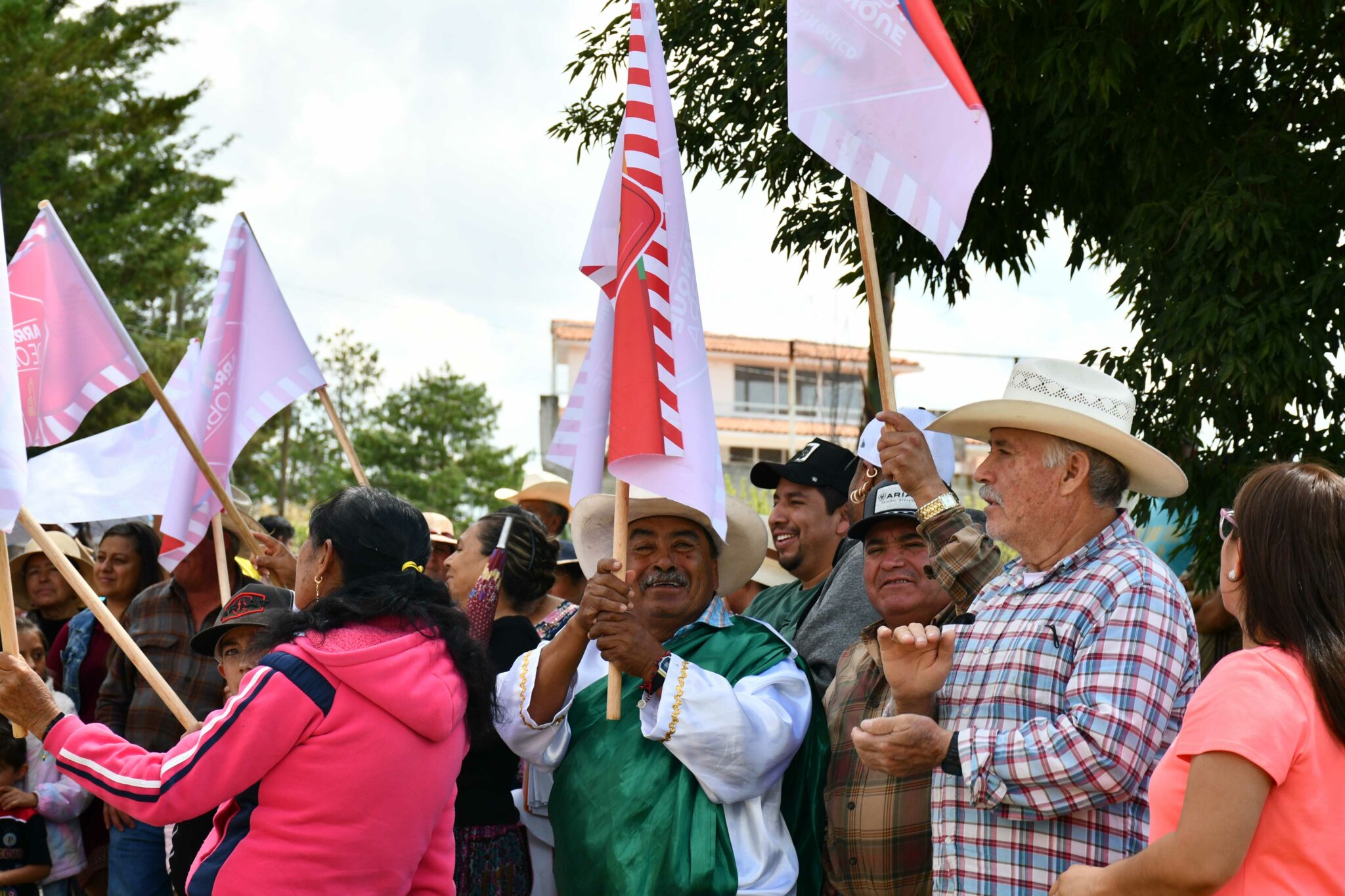René Mejía realiza arranque de obras en comunidades de Amealco