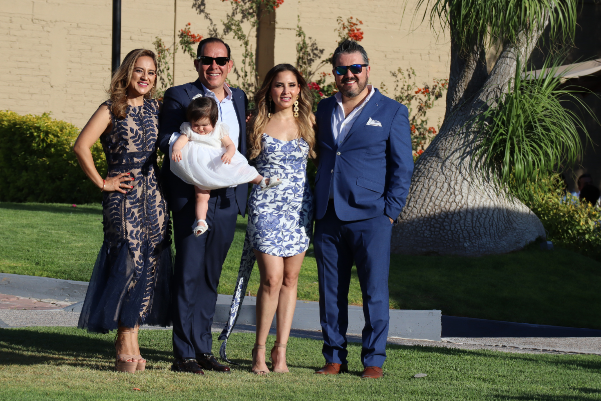 11 Celebran bautizo de Sebastián y Renata. Karen Hurtado, Rogelio Molina, Fer Arroyo y Oscar Carapia con la niña Renata