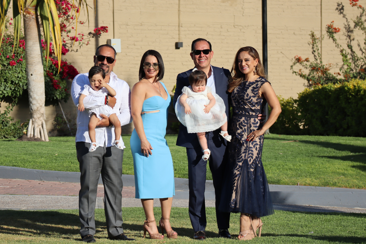 12 Celebran bautizo de Sebastián y Renata. Los padrinos Víctor Manuel Guerrero, Dámaris Velázquez, Rogelio Molina y Karen Hurtado, con sus ahijados Sebastián y Renata