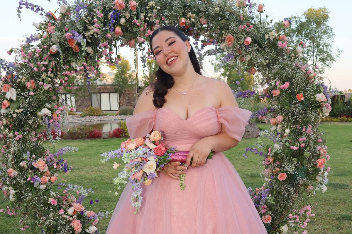 22 Celebra Regina sus XV años. La bella quinceañera lució espectacular en su celebración