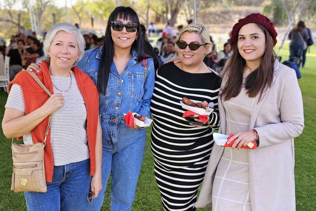 Los residentes del parque residencial Simaté disfrutaron de la pastorela navideña “Santa anda suelto y su Reno también”, a cargo del Teatrito La Carcajada