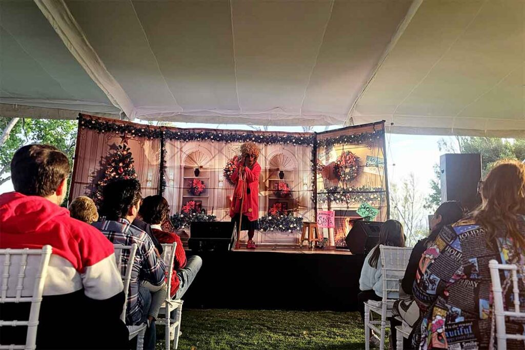 Los residentes del parque residencial Simaté disfrutaron de la pastorela navideña “Santa anda suelto y su Reno también”, a cargo del Teatrito La Carcajada