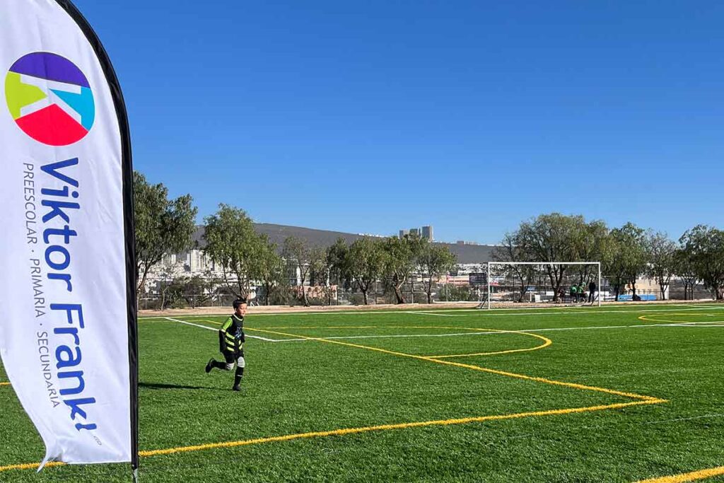 El Colegio Viktor Frankl, sede El Refugio, inauguró una cancha de fútbol para continuar con la formación integral de sus estudiantes