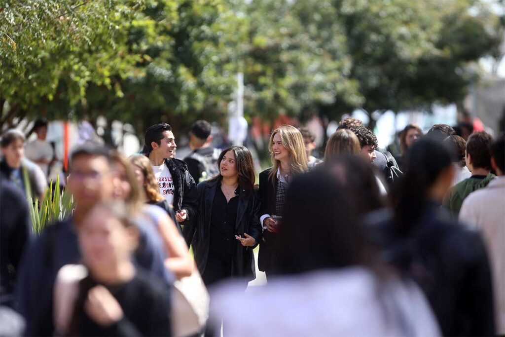 Integrantes de Fesal de la Universidad Anáhuac Querétaro fungen como guía y acompañamiento para alumnos de nuevo ingreso