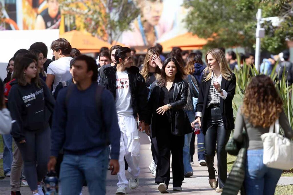 Integrantes de Fesal de la Universidad Anáhuac Querétaro fungen como guía y acompañamiento para alumnos de nuevo ingreso