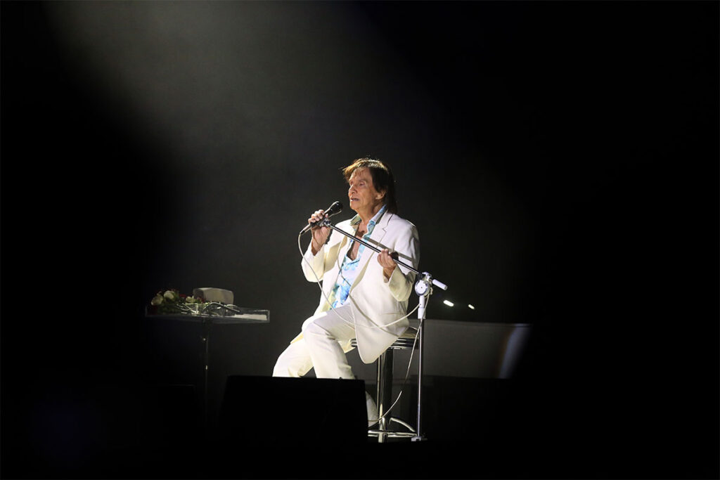 Roberto Carlos ofreció un concierto en el Hípico de Juriquilla en donde cantó sus éxitos ante cientos de queretanos