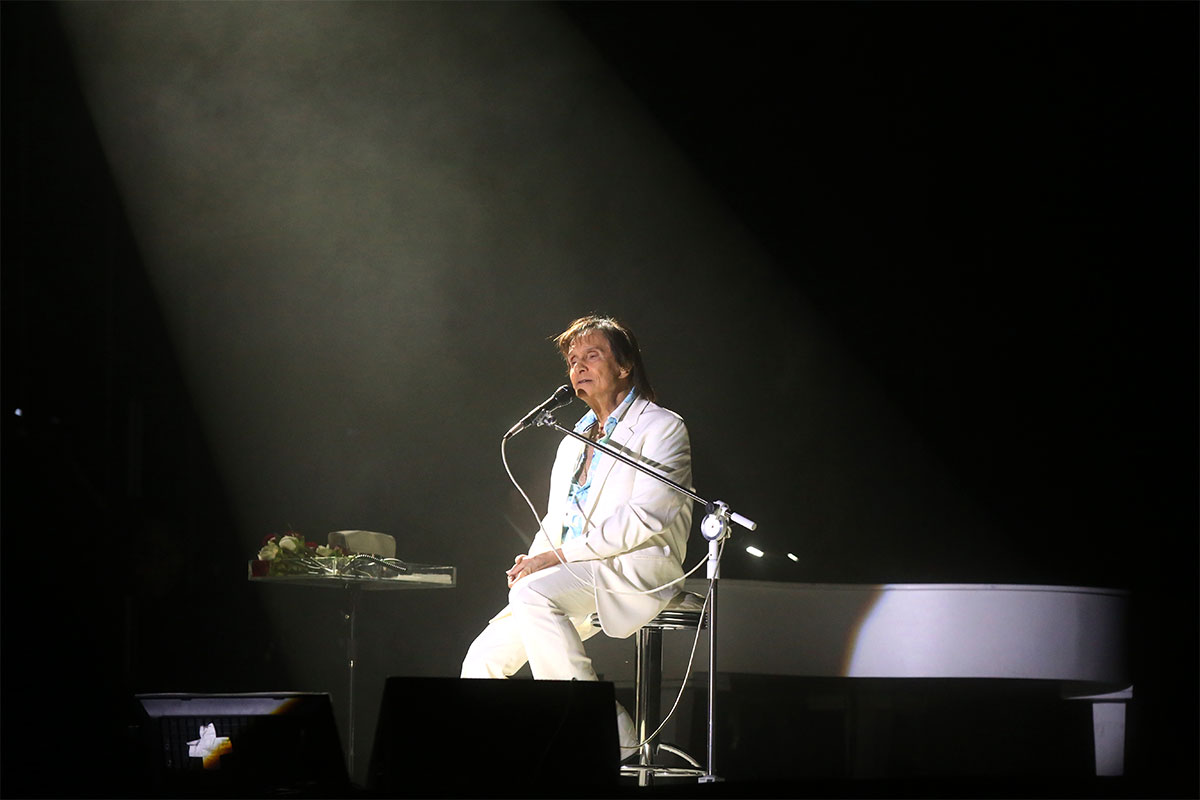 Roberto Carlos inunda de nostalgia y romanticismo a Querétaro