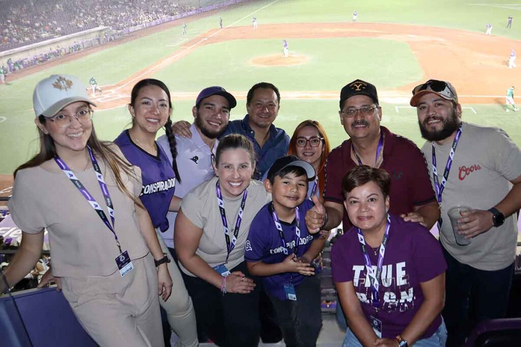 El equipo de beisbol Los Conspiradores de Querétaro debutan en la temporada 2025 y el público acude al llamado para apoyarlos