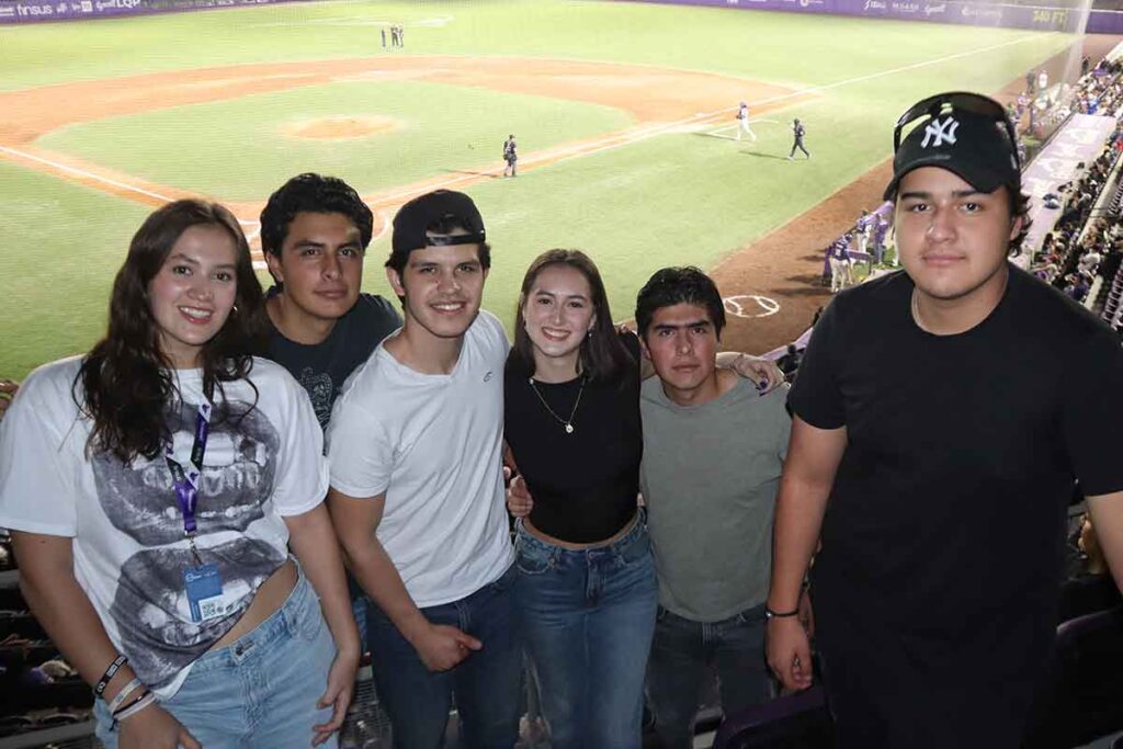 El equipo de beisbol Los Conspiradores de Querétaro debutan en la temporada 2025 y el público acude al llamado para apoyarlos