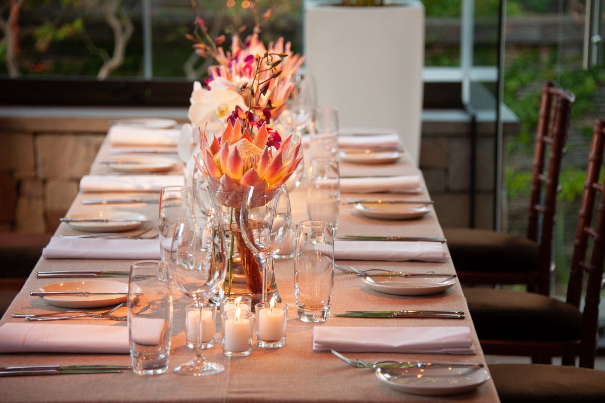 Más allá de las flores: Centros de mesa para bodas diferentes y memorables