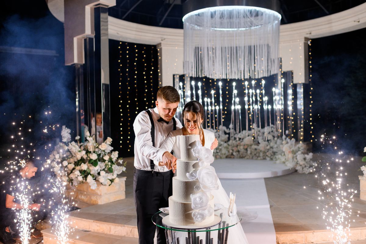 Las bodas nocturnas permiten una ambientación elegante con velas, luces y un toque de misterio. Foto: Especial