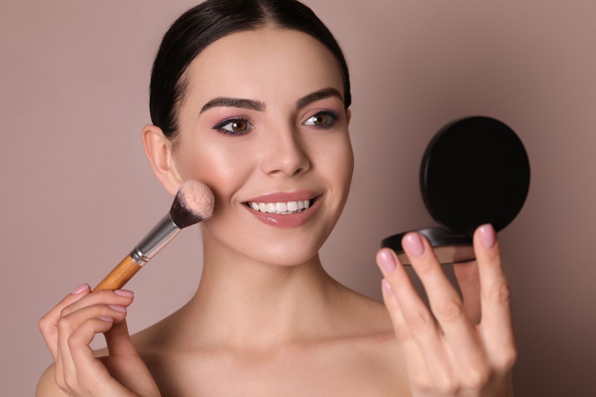 Blush Draping: cómo usar rubor para definir tu rostro con estilo