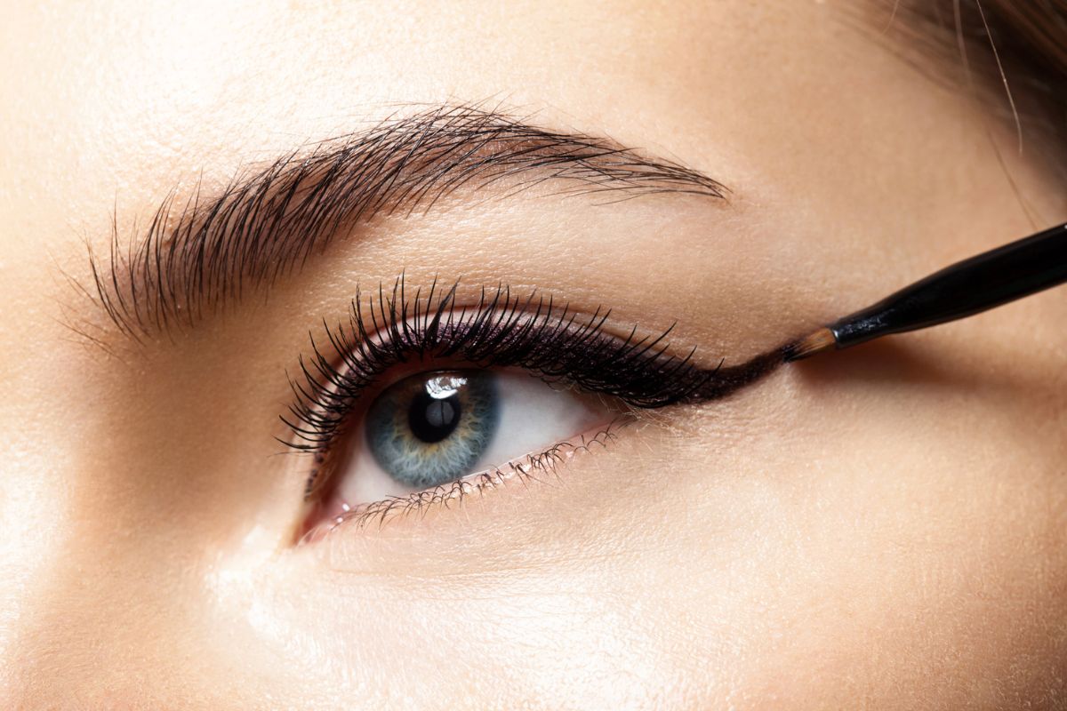 Un buen delineador en gel o plumín hace más fácil lograr el delineado perfecto según tu tipo de ojos. Foto: Especial