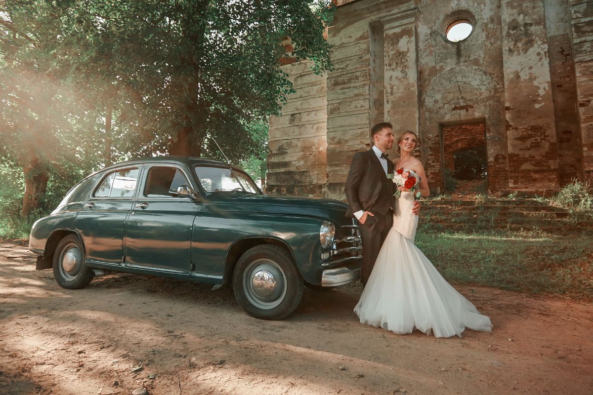 El regreso de bodas vintage: vestidos, vajillas y detalles retro-chic