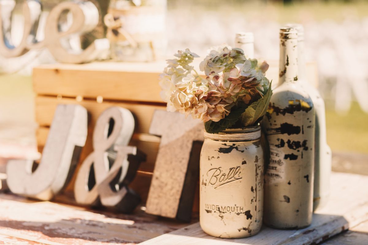 Centros de mesa con flores secas, tendencia que aporta textura y nostalgia. Foto: Especial