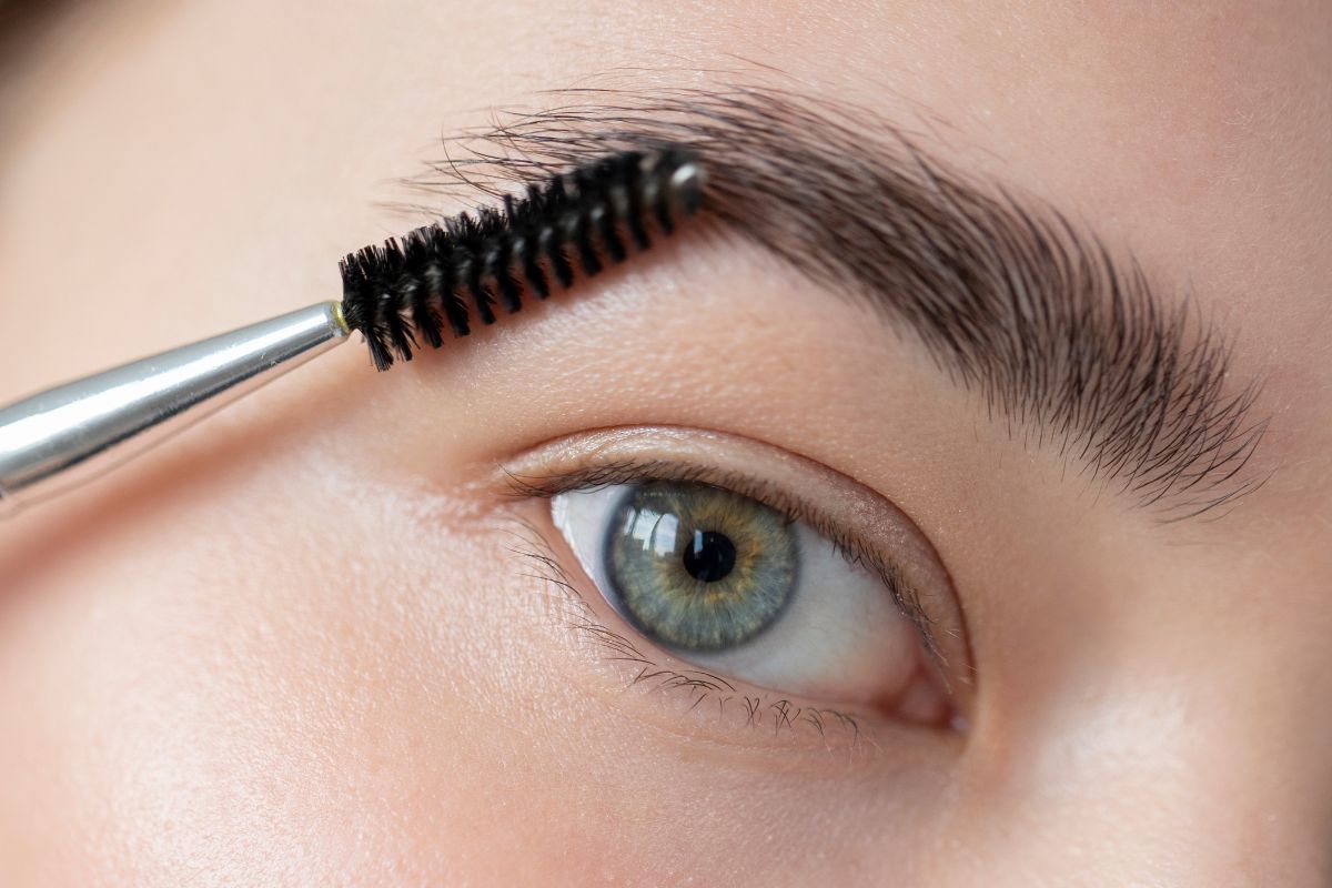 Las cejas peinadas dan estructura al rostro sin endurecerlo. Foto: Especial