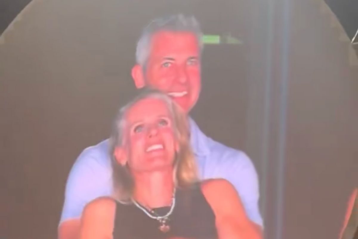 ¡OMG! Captan al CEO Andy Byron con trabajadora en concierto de Coldplay