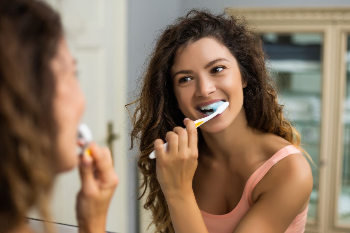 ¿Por qué no debes cepillarte los dientes inmediatamente después de comer?