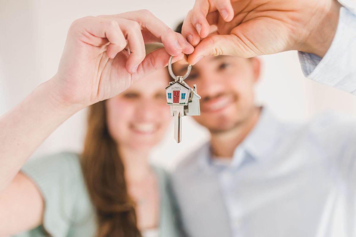 ¿Pueden comprar una casa juntos sin estar casados? Esto es lo que deben saber