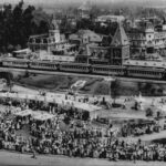 Una vista aérea de Disneyland en 1955, rodeado de campos vacíos. Foto: Especial