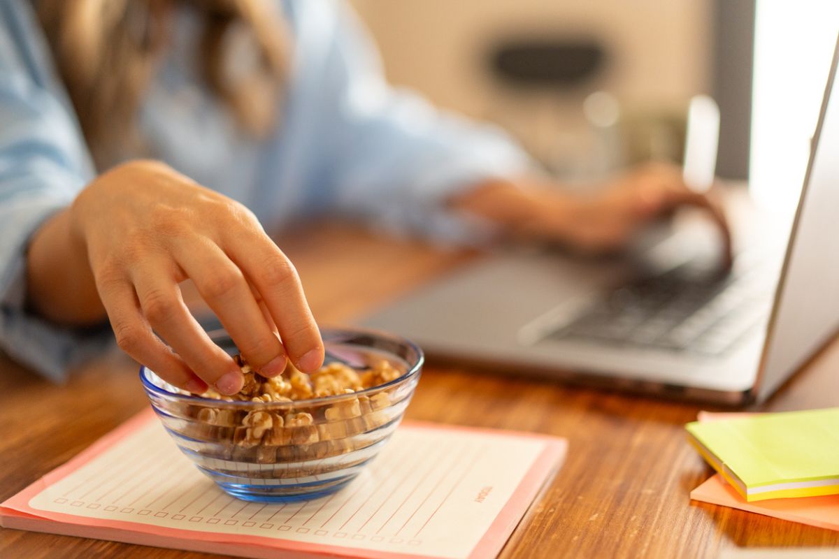 10 snacks saludables para comer en la oficina sin subir de peso