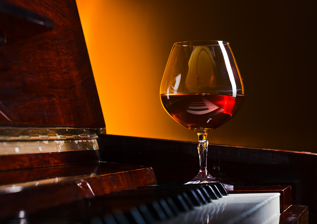 Vive noches inolvidables en Querétaro. Descubre los espacios ideales que combinan piano y cocteles en un ambiente íntimo y sofisticado.