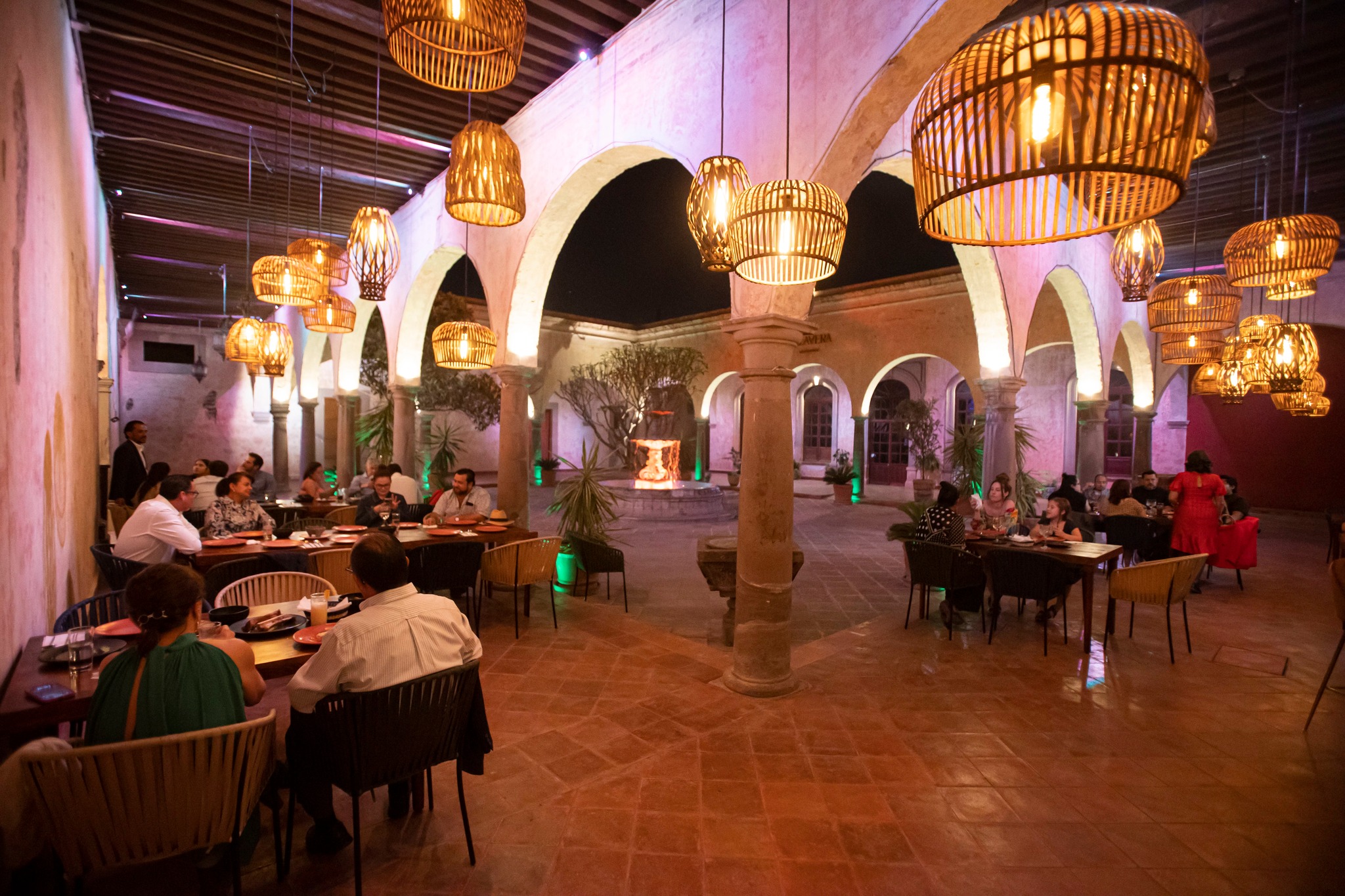 Descubre las mejores terrazas en Querétaro para disfrutar de un brunch, una comida con vista espectacular o un momento pet friendly. 